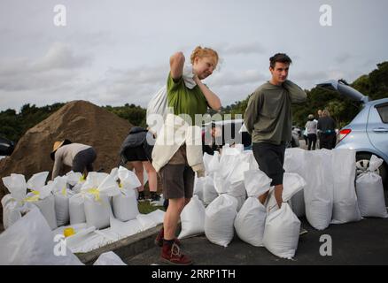 230211 -- AUKLAND, 11. Februar 2023 -- Bewohner tragen Sandsäcke an einem temporären Sandlagerplatz in Auckland, Neuseeland, 11. Februar 2023. Neuseelands größte Stadt Auckland richtete temporäre Sandlager ein und stellte Sandsäcke für die Bewohner bereit, um sich auf neue Unwetter vorzubereiten. Die letzte Runde der Rekordniederschläge hat seit Januar 27 zu massiven Überschwemmungen in Häusern und Grundstücken geführt. Foto von /Xinhua NEUSEELAND-AUCKLAND-UNWETTER ZhaoxGang PUBLICATIONxNOTxINxCHN Stockfoto