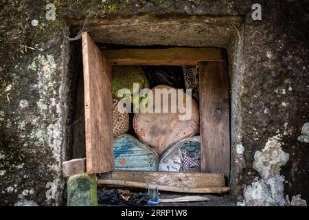 Nord-Toraja, Indonesien. September 2023. Eine der Grabgruben wurde während eines traditionellen Rituals namens „Manene“ auf dem Lokomata-Steinfriedhof wiedereröffnet. Das Ritual findet alle drei Jahre statt, wenn sich Familienmitglieder versammeln, um die Gräber zu reinigen und die Kleidung ihrer verstorbenen Verwandten zu ändern, um ihre Geister zu ehren. Quelle: SOPA Images Limited/Alamy Live News Stockfoto