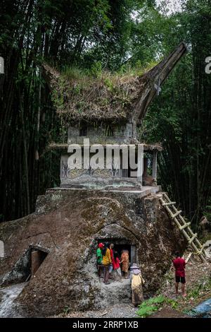 Nord-Toraja, Indonesien. September 2023. Familienmitglieder besuchen die Gräber von Verwandten während eines traditionellen Rituals namens „Manene“ auf dem Lokomata-Steinfriedhof. Das Ritual findet alle drei Jahre statt, wenn sich Familienmitglieder versammeln, um die Gräber zu reinigen und die Kleidung ihrer verstorbenen Verwandten zu ändern, um ihre Geister zu ehren. Quelle: SOPA Images Limited/Alamy Live News Stockfoto