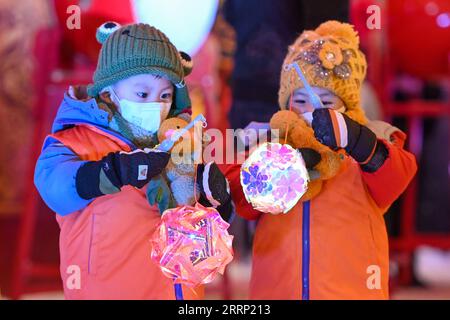 230212 -- ÜRÜMQI, 12. Februar 2023 -- Kinder spielen mit Laternen auf einem Platz in Ürümqi, Nordwestchinas autonome Region Xinjiang Uygur, 22. Januar 2023. CHINA-XINJIANG-WINTERTOURISMUS CN DingxLei PUBLICATIONxNOTxINxCHN Stockfoto