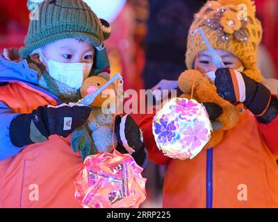 230212 -- ÜRÜMQI, 12. Februar 2023 -- Kinder spielen mit Laternen auf einem Platz in Ürümqi, Nordwestchinas autonome Region Xinjiang Uygur, 22. Januar 2023. CHINA-XINJIANG-WINTERTOURISMUS CN DingxLei PUBLICATIONxNOTxINxCHN Stockfoto