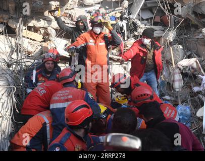 230213 -- ANTAKYA, 13. Februar 2023 -- Mitglieder des chinesischen Such- und Rettungsteams versetzen einen Erdbebenüberlebenden in Antakya in der südlichen Provinz Hatay, T¹rkiye, 12. Februar 2023. Ein Überlebender wurde am Sonntagnachmittag von chinesischen Rettungskräften aus den Trümmern in Antakya, T¹rkiye, gerettet. TRKIYE-ANTAKYA-ERDBEBEN-ÜBERLEBENSRETTUNG Shadati PUBLICATIONxNOTxINxCHN Stockfoto