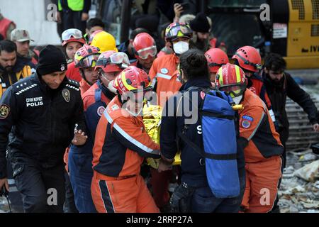 230213 -- ANTAKYA, 13. Februar 2023 -- Mitglieder des chinesischen Such- und Rettungsteams versetzen einen Erdbebenüberlebenden in Antakya in der südlichen Provinz Hatay, T¹rkiye, 12. Februar 2023. Ein Überlebender wurde am Sonntagnachmittag von chinesischen Rettungskräften aus den Trümmern in Antakya, T¹rkiye, gerettet. TRKIYE-ANTAKYA-ERDBEBEN-ÜBERLEBENSRETTUNG Shadati PUBLICATIONxNOTxINxCHN Stockfoto