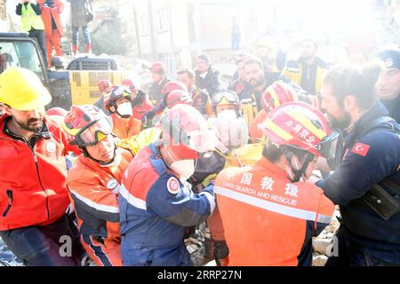 230213 -- ANTAKYA, 13. Februar 2023 -- Mitglieder des chinesischen Such- und Rettungsteams versetzen einen Erdbebenüberlebenden in Antakya in der südlichen Provinz Hatay, T¹rkiye, 12. Februar 2023. Ein Überlebender wurde am Sonntagnachmittag von chinesischen Rettungskräften aus den Trümmern in Antakya, T¹rkiye, gerettet. TRKIYE-ANTAKYA-ERDBEBEN-ÜBERLEBENSRETTUNG Shadati PUBLICATIONxNOTxINxCHN Stockfoto