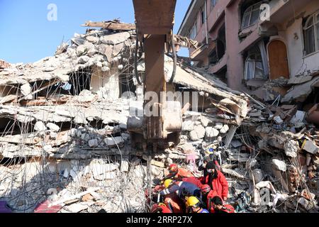 230213 -- ANTAKYA, 13. Februar 2023 -- Mitglieder des chinesischen Such- und Rettungsteams versetzen einen Erdbebenüberlebenden in Antakya in der südlichen Provinz Hatay, T¹rkiye, 12. Februar 2023. Ein Überlebender wurde am Sonntagnachmittag von chinesischen Rettungskräften aus den Trümmern in Antakya, T¹rkiye, gerettet. TRKIYE-ANTAKYA-ERDBEBEN-ÜBERLEBENSRETTUNG Shadati PUBLICATIONxNOTxINxCHN Stockfoto