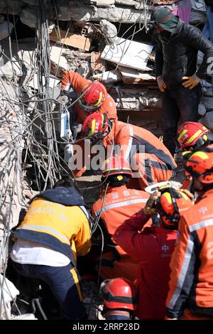 230213 -- ANTAKYA, 13. Februar 2023 -- Mitglieder des chinesischen Such- und Rettungsteams versetzen einen Erdbebenüberlebenden in Antakya in der südlichen Provinz Hatay, T¹rkiye, 12. Februar 2023. Ein Überlebender wurde am Sonntagnachmittag von chinesischen Rettungskräften aus den Trümmern in Antakya, T¹rkiye, gerettet. TRKIYE-ANTAKYA-ERDBEBEN-ÜBERLEBENSRETTUNG Shadati PUBLICATIONxNOTxINxCHN Stockfoto