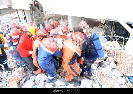 230213 -- ANTAKYA, 13. Februar 2023 -- Mitglieder des chinesischen Such- und Rettungsteams versetzen einen Erdbebenüberlebenden in Antakya in der südlichen Provinz Hatay, T¹rkiye, 12. Februar 2023. Ein Überlebender wurde am Sonntagnachmittag von chinesischen Rettungskräften aus den Trümmern in Antakya, T¹rkiye, gerettet. TRKIYE-ANTAKYA-ERDBEBEN-ÜBERLEBENSRETTUNG Shadati PUBLICATIONxNOTxINxCHN Stockfoto