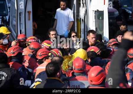 230213 -- ANTAKYA, 13. Februar 2023 -- Mitglieder des chinesischen Such- und Rettungsteams versetzen einen Erdbebenüberlebenden in Antakya in der südlichen Provinz Hatay, T¹rkiye, 12. Februar 2023. Ein Überlebender wurde am Sonntagnachmittag von chinesischen Rettungskräften aus den Trümmern in Antakya, T¹rkiye, gerettet. TRKIYE-ANTAKYA-ERDBEBEN-ÜBERLEBENSRETTUNG Shadati PUBLICATIONxNOTxINxCHN Stockfoto