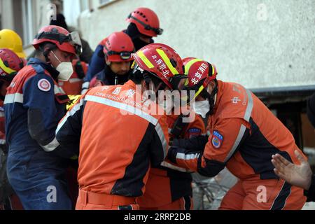 230213 -- ANTAKYA, 13. Februar 2023 -- Mitglieder des chinesischen Such- und Rettungsteams versetzen einen Erdbebenüberlebenden in Antakya in der südlichen Provinz Hatay, T¹rkiye, 12. Februar 2023. Ein Überlebender wurde am Sonntagnachmittag von chinesischen Rettungskräften aus den Trümmern in Antakya, T¹rkiye, gerettet. TRKIYE-ANTAKYA-ERDBEBEN-ÜBERLEBENSRETTUNG Shadati PUBLICATIONxNOTxINxCHN Stockfoto