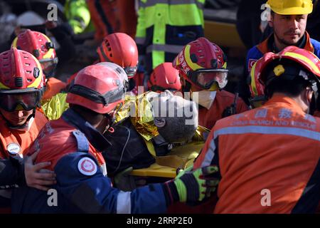 230213 -- ANTAKYA, 13. Februar 2023 -- Mitglieder des chinesischen Such- und Rettungsteams versetzen einen Erdbebenüberlebenden in Antakya in der südlichen Provinz Hatay, T¹rkiye, 12. Februar 2023. Ein Überlebender wurde am Sonntagnachmittag von chinesischen Rettungskräften aus den Trümmern in Antakya, T¹rkiye, gerettet. TRKIYE-ANTAKYA-ERDBEBEN-ÜBERLEBENSRETTUNG Shadati PUBLICATIONxNOTxINxCHN Stockfoto