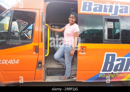 230213 -- LUSAKA, 13. Februar 2023 -- Martha Mwanza, eine Busleiterin, posiert für ein Foto an einer Bushaltestelle in Lusaka, Sambia, 8. Februar 2023. ZUM MITNEHMEN: Sambische Busleiterin trotzt Stereotypen Foto von /XINHUA ZAMBIA-LUSAKA-WEIBLICHE BUSLEITERIN LillianxBanda PUBLICATIONxNOTxINxCHN Stockfoto