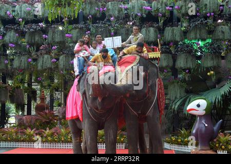 230214 -- PATTAYA, 14. Februar 2023 -- Ein Hochzeitszeuge R legt die Heiratsurkunde einem Paar vor, das an einer besonderen Hochzeit in einer Elefantengruppe im Nong Nooch Tropical Garden in Pattaya, Thailand, 14. Februar 2023 teilnimmt. THAILAND-PATTAYA-WEDDING-ELEPHANTS-VALENTINE S DAY RACHENXSAGEAMSAK PUBLICATIONXNOTXINXCHN Stockfoto