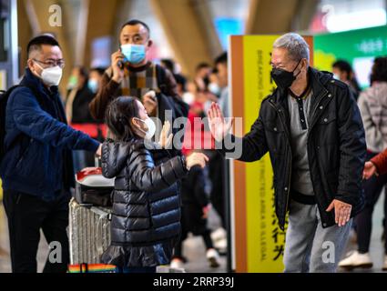 230215 -- PEKING, 15. Februar 2023 -- Ein Mädchen gibt ihrem Großvater eine High-Five, der sie am Kunming Changshui International Airport in Kunming, südwestchinesische Provinz Yunnan, am 15. Januar 2023 abholte. Xinhua Schlagzeilen: Chinas optimierte COVID-Reaktion belebt Urlaubsreisebegeisterung JiangxWenyao PUBLICATIONxNOTxINxCHN Stockfoto