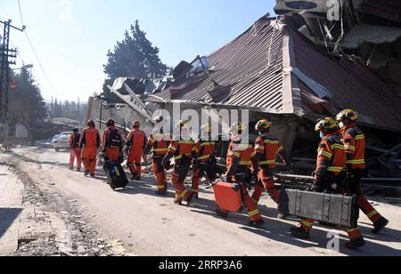 230215 -- ANTAKYA, 15. Februar 2023 -- Eine gemeinsame Rettungsgruppe, die Mitglieder des China Search and Rescue Teams und ein Such- und Rettungsteam aus der Sonderverwaltungsregion Hongkong HKSAR umfasst, führt Rettungseinsätze unter Erdbebenschutt in Antakya, Südprovinz Hatay, T¹rkiye, 14. Februar 2023 durch. China hat T¹rkiye seit massiven Erdbeben und Nachbeben in der vergangenen Woche eine Reihe von Rettungsteams und lebenswichtigen Gegenständen angeboten, um bei der Suche nach Überlebenden zu helfen, die unter den Trümmern gefangen sind. Shadati TRKIYE-ANTAKYA-ERDBEBEN-CHINA-RETTUNG ShaxDati PUBLICATIONxNOTxINxCHN Stockfoto