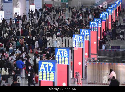 230215 -- PEKING, 15. Februar 2023 -- Passagiere sind im Shenzhen North Railway Station in Shenzhen, südchinesische Provinz Guangdong, 7. Januar 2023 abgebildet. Xinhua Schlagzeilen: Chinas optimierte COVID-Reaktion belebt Urlaubsreisebegeisterte MaoxSiqian PUBLICATIONxNOTxINxCHN wieder auf Stockfoto