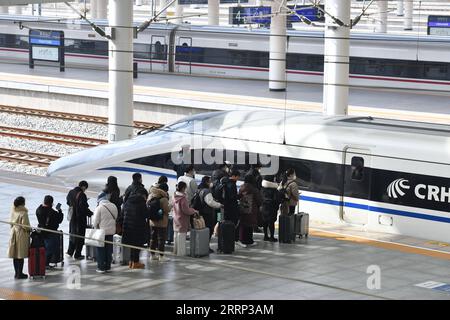 230215 -- PEKING, 15. Februar 2023 -- Passagiere stehen am Fuyang West Railway Station in Fuyang, Ostchinas Provinz Anhui, 27. Januar 2023 an Bord eines Zuges. Foto von /Xinhua Xinhua Schlagzeilen: Chinas optimierte COVID-Reaktion belebt Urlaubsreisebuzz LuxQijian PUBLICATIONxNOTxINxCHN wieder auf Stockfoto