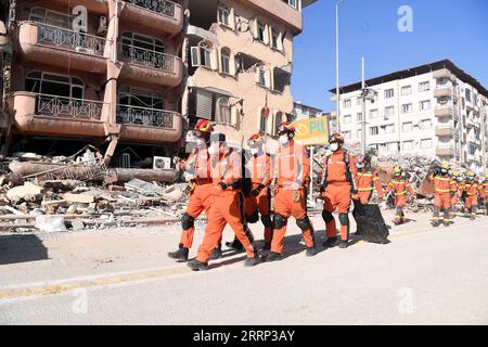 230215 -- ANTAKYA, 15. Februar 2023 -- Eine gemeinsame Rettungsgruppe, die Mitglieder des China Search and Rescue Teams und ein Such- und Rettungsteam aus der Sonderverwaltungsregion Hongkong HKSAR umfasst, führt Rettungseinsätze unter Erdbebenschutt in Antakya, Südprovinz Hatay, T¹rkiye, 14. Februar 2023 durch. China hat T¹rkiye seit massiven Erdbeben und Nachbeben in der vergangenen Woche eine Reihe von Rettungsteams und lebenswichtigen Gegenständen angeboten, um bei der Suche nach Überlebenden zu helfen, die unter den Trümmern gefangen sind. Shadati TRKIYE-ANTAKYA-ERDBEBEN-CHINA-RETTUNG ShaxDati PUBLICATIONxNOTxINxCHN Stockfoto