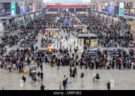 230215 -- PEKING, 15. Februar 2023 -- dieses Foto, das am 27. Januar 2023 aufgenommen wurde, zeigt einen Blick auf die Wartehalle am Bahnhof Shanghai Hongqiao im ostchinesischen Shanghai. Xinhua Schlagzeilen: Chinas optimierte COVID-Reaktion belebt Urlaubsreisebegeisterte WangxXiang PUBLICATIONxNOTxINxCHN wieder auf Stockfoto