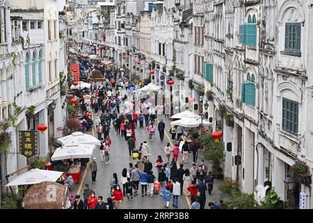 230215 -- PEKING, 15. Februar 2023 -- Touristen besuchen die alte Straße Qilou während der Frühlingsfesttage in Haikou, Südchinesische Provinz Hainan, 27. Januar 2023. Xinhua Schlagzeilen: Chinas optimierte COVID-Reaktion belebt Urlaubsreisebegeisterte GuoxCheng PUBLICATIONxNOTxINxCHN wieder auf Stockfoto