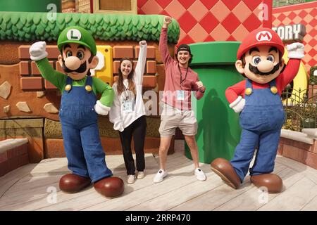 230217 -- LOS ANGELES, 17. Februar 2023 -- Mitarbeiter, die als Super Mario und Luigi verkleidet sind, interagieren am Preview Day in der Super Nintendo World of Universal Studios Hollywood in Los Angeles, USA, am 16. Februar 2023 mit Menschen. Universal Studios Hollywood eröffnete am Freitag offiziell seine Super Nintendo World, ein neues, hochimmersives und interaktives Themenland. Foto von /Xinhua U.S.-LOS ANGELES-UNIVERSAL STUDIOS HOLLYWOOD-SUPER NINTENDO WELTERÖFFNUNG ZengxHui PUBLICATIONxNOTxINxCHN Stockfoto