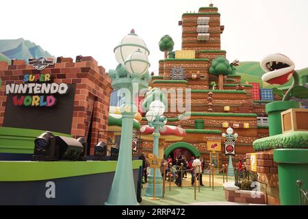 230217 -- LOS ANGELES, 17. Februar 2023 -- Leute besuchen Super Nintendo World am Preview Day in den Universal Studios Hollywood in Los Angeles, USA, am 16. Februar 2023. Universal Studios Hollywood eröffnete am Freitag offiziell seine Super Nintendo World, ein neues, hochimmersives und interaktives Themenland. Foto von /Xinhua U.S.-LOS ANGELES-UNIVERSAL STUDIOS HOLLYWOOD-SUPER NINTENDO WELTERÖFFNUNG ZengxHui PUBLICATIONxNOTxINxCHN Stockfoto