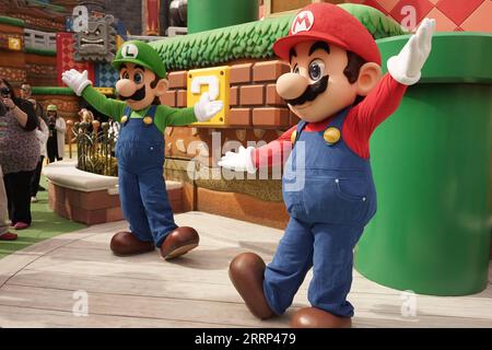 230217 -- LOS ANGELES, 17. Februar 2023 -- Mitarbeiter, die als Super Mario und Luigi verkleidet sind, interagieren am Preview Day in den Super Nintendo World of Universal Studios Hollywood in Los Angeles, USA, am 16. Februar 2023 mit Besuchern. Universal Studios Hollywood eröffnete am Freitag offiziell seine Super Nintendo World, ein neues, hochimmersives und interaktives Themenland. Foto von /Xinhua U.S.-LOS ANGELES-UNIVERSAL STUDIOS HOLLYWOOD-SUPER NINTENDO WELTERÖFFNUNG ZengxHui PUBLICATIONxNOTxINxCHN Stockfoto