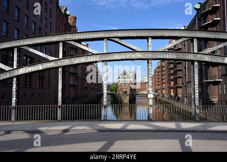 Hamburg, Deutschland - Juni 16 2023: Wasserschloss oder Wasserschloesschen Backsteingebäude und Attraktion im Lagerbezirk Speicherstadt. Stockfoto