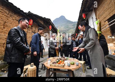 230219 -- LIUZHOU, 19. Februar 2023 -- Dorfbewohner aus dem Dorf Wuying treffen sich mit Einheimischen, um im Dorf Tongban, Dongqi Township of Rong an County, südchinesische autonome Region Guangxi Zhuang, 18. Februar 2023, gekochten Tee zu genießen. Das Dorf Tongban, das sich in der abgelegenen Berggegend von Rong an County in Guangxi befand, war einst ein leeres Dorf, in dem nur sechs älteste lebten. Dank der Unterstützung der lokalen Behörden entschieden sich in den letzten Jahren immer mehr Menschen, die außerhalb des Ortes gearbeitet hatten, für die Entwicklung des Sightseeing-Tourismus in ihrer Heimatstadt zurückzukehren. 2018 wurde Tongban aus der Armut entlassen. Wuy Stockfoto