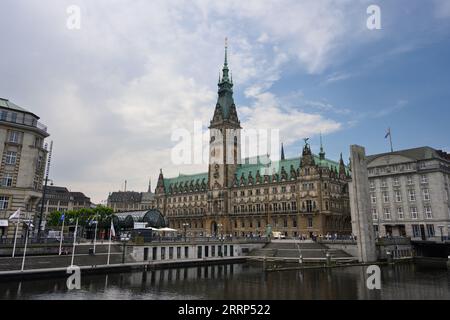 Hamburg, Deutschland - 16. Juni 2023: Rathaus oder Hamburger Rathaus am Rathausmarkt und an der Kleinen Alster. Stockfoto