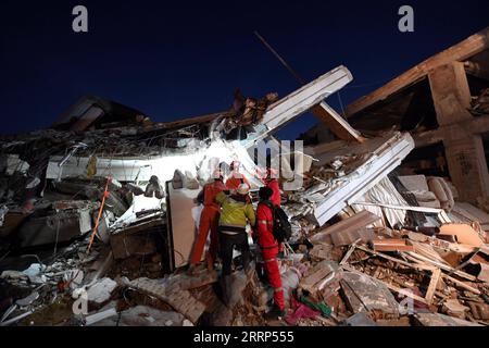 230220 -- ISTANBUL, 20. Februar 2023 -- Mitglieder des chinesischen Such- und Rettungsteams führen Rettungseinsätze unter Erdbebenschutt in Antakya, Südprovinz Hatay, T¹rkiye, 11. Februar 2023 durch. Die türkischen Behörden haben fast zwei Wochen nach massiven Erdbeben, bei denen mehr als 40.000 Menschen im Land ums Leben kamen, Such- und Rettungsarbeiten abgeschlossen, sagte eine türkische Katastrophenagentur am Sonntag. In 40 Gebäuden zweier schwer beschädigter südlicher Provinzen, Hatay und Kahramanmaras, Leiter der türkischen Katastrophenschutz- und Notfallmanagementbehörde AFAD Yunus Sezer, seien noch Such- und Rettungsaktionen im Gange Stockfoto