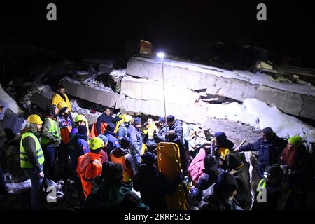 230220 -- ISTANBUL, 20. Februar 2023 -- Rettungskräfte führen Rettungseinsätze unter Erdbebenschutt im Elbistan-Bezirk Kahramanmaras, T¹rkiye, 7. Februar 2023 durch. Die türkischen Behörden haben fast zwei Wochen nach massiven Erdbeben, bei denen mehr als 40.000 Menschen im Land ums Leben kamen, Such- und Rettungsarbeiten abgeschlossen, sagte eine türkische Katastrophenagentur am Sonntag. In 40 Gebäuden zweier schwer beschädigter südlicher Provinzen, Hatay und Kahramanmaras, dem Leiter der türkischen Katastrophenhilfe und Notfallmanagementbehörde AFAD Yunus Sezer, seien nach wie vor Such- und Rettungsaktionen im Gange. Funktioniert in der OT Stockfoto