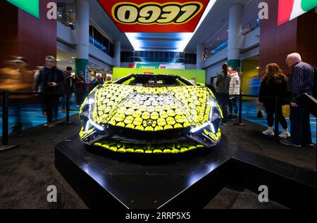 230222 -- TORONTO, 22. Februar 2023 -- die Leute betrachten eine LEGO Technic Lamborghini SIAN FKP 37 während der Canadian International AutoShow 2023 in Toronto, Kanada, am 21. Februar 2023. Auf der Autoshow vom 17. Bis 26. Februar wird ein Modell von Lamborghini SIAN FKP 37 in Lebensgröße aus mehr als 400.000 LEGO-Technikstücken gefertigt. Foto: /Xinhua CANADA-TORONTO-AUTOSHOW ZouxZheng PUBLICATIONxNOTxINxCHN Stockfoto