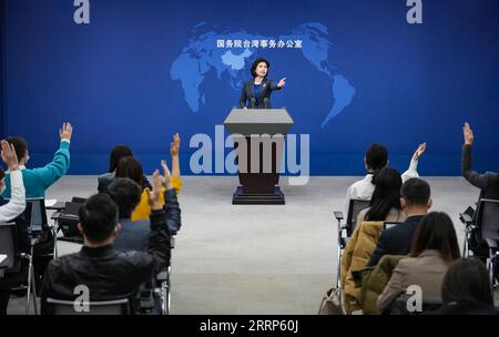 China, Zhu Fenglian Pressekonferenz in Peking 230222 -- PEKING, 22. Februar 2023 -- Zhu Fenglian, Sprecher des taiwanesischen Büros des Staatsrats, Gesten auf einer Pressekonferenz in Peking, Hauptstadt Chinas, 22. Februar 2023. Das chinesische Festland werde alles daran setzen, den Austausch in der Taiwan-Straße zu erleichtern und die Kosten für solche Aktivitäten zu senken, sagte ein Sprecher des Festlands am Mittwoch. CHINA-PEKING-STAATSRAT-PRESSEKONFERENZ CN CHENXYEHUA PUBLICATIONXNOTXINXCHN Stockfoto