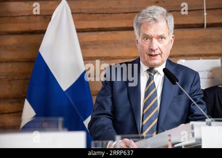 230222 -- HARPSUND SCHWEDEN, 22. Februar 2023 -- der finnische Präsident Sauli Niinisto spricht auf einer Pressekonferenz mit dem schwedischen Premierminister Ulf Kristersson und dem norwegischen Premierminister Jonas Gahr Store am 22. Februar 2023 in Harpsund, Schweden. Die Führer Schwedens, Finnlands und Norwegens haben am Mittwoch versprochen, die Zusammenarbeit im Verteidigungsbereich angesichts gemeinsamer Sicherheitsprobleme zu verstärken. /Handout über Xinhua SCHWEDEN-HARPSUND-FINNLAND-NORWEGEN-FÜHRER-VERTEIDIGUNGSZUSAMMENARBEIT NinnixAndersson/GovernmentxOfficesxofxSweden PUBLICATIONxNOTxINxCHN Stockfoto