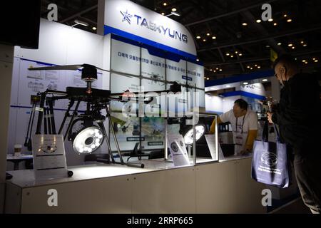 230223 -- BUSAN, 23. Februar 2023 -- Besucher schauen sich eine leuchtende Drohne auf der Drone Show Korea 2023 im Busan Exhibition & Convention Center in Busan, Südkorea, 23. Februar 2023 an. Die Ausstellung unbemannter Luftfahrzeuge UAV startete hier am Donnerstag, um die neuesten Technologien und Modelle zu präsentieren und die Zukunft der Branche zu diskutieren. Die jährliche Veranstaltung wird bis Februar 25 dauern und 172 Unternehmen und Organisationen zusammenbringen, die 625 Messestände betreiben werden. SÜDKOREA-BUSAN-DROHNEN-SHOW KOREA 2023 WANGXYILIANG PUBLICATIONXNOTXINXCHN Stockfoto