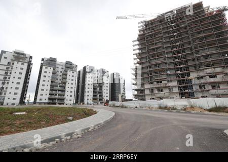 230224 -- JERUSALEM, 24. Februar 2023 -- dieses Foto vom 23. Februar 2023 zeigt einen Blick auf die israelische Siedlung in Givat Zeev im besetzten Westjordanland. Israel hat Pläne genehmigt, 7.157 neue Wohneinheiten in den Siedlungen im besetzten Westjordanland zu bauen, sagte eine israelische Siedlungsbeobachtungsgruppe am Donnerstag. Foto von Muammar Awad/Xinhua MIDEAST-WEST BANK-SIEDLUNGEN LvxYingxu PUBLICATIONxNOTxINxCHN Stockfoto