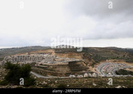 230224 -- JERUSALEM, 24. Februar 2023 -- dieses Foto vom 23. Februar 2023 zeigt einen Blick auf die israelische Siedlung in Givat Zeev im besetzten Westjordanland. Israel hat Pläne genehmigt, 7.157 neue Wohneinheiten in den Siedlungen im besetzten Westjordanland zu bauen, sagte eine israelische Siedlungsbeobachtungsgruppe am Donnerstag. Foto von Muammar Awad/Xinhua MIDEAST-WEST BANK-SIEDLUNGEN LvxYingxu PUBLICATIONxNOTxINxCHN Stockfoto