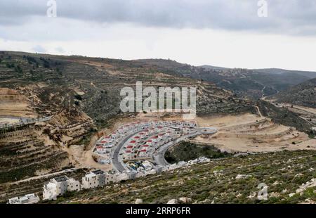 230224 -- JERUSALEM, 24. Februar 2023 -- dieses Foto vom 23. Februar 2023 zeigt einen Blick auf die israelische Siedlung in Givat Zeev im besetzten Westjordanland. Israel hat Pläne genehmigt, 7.157 neue Wohneinheiten in den Siedlungen im besetzten Westjordanland zu bauen, sagte eine israelische Siedlungsbeobachtungsgruppe am Donnerstag. Foto von Muammar Awad/Xinhua MIDEAST-WEST BANK-SIEDLUNGEN LvxYingxu PUBLICATIONxNOTxINxCHN Stockfoto