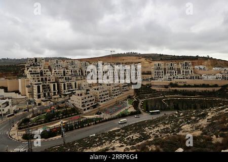 230224 -- JERUSALEM, 24. Februar 2023 -- dieses Foto vom 23. Februar 2023 zeigt einen Blick auf die israelische Siedlung in Givat Zeev im besetzten Westjordanland. Israel hat Pläne genehmigt, 7.157 neue Wohneinheiten in den Siedlungen im besetzten Westjordanland zu bauen, sagte eine israelische Siedlungsbeobachtungsgruppe am Donnerstag. Foto von Muammar Awad/Xinhua MIDEAST-WEST BANK-SIEDLUNGEN LvxYingxu PUBLICATIONxNOTxINxCHN Stockfoto