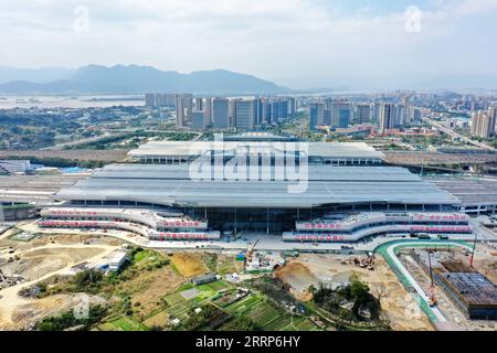 230224 -- FUZHOU, 24. Februar 2023 -- dieses Luftbild vom 21. Februar 2023 zeigt den Bahnhof Fuzhou Süd, der in Fuzhou, der südöstlichen chinesischen Provinz Fujian, im Bau ist. Die 277 km lange Eisenbahn verläuft entlang der südöstlichen Küste Chinas und überquert drei große Buchten auf gigantischen Brücken. Es ist die erste Hochgeschwindigkeitsbahn des Landes, die über das Meer führt. Mit einer geplanten Geschwindigkeit von 350 km/h und acht Bahnhöfen entlang der Strecke wird die Fahrzeit zwischen den beiden Städten auf nur eine Stunde verkürzt. CHINA-FUZHOU-XIAMEN-HOCHGESCHWINDIGKEITSBAHN CN LINXSHANCHUAN PUBLICATIONXNOTXINXCHN Stockfoto