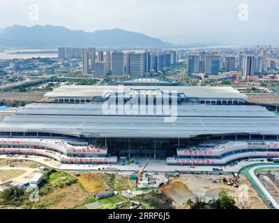 230224 -- FUZHOU, 24. Februar 2023 -- dieses Luftbild vom 21. Februar 2023 zeigt den Bahnhof Fuzhou Süd, der in Fuzhou, der südöstlichen chinesischen Provinz Fujian, im Bau ist. Die 277 km lange Eisenbahn verläuft entlang der südöstlichen Küste Chinas und überquert drei große Buchten auf gigantischen Brücken. Es ist die erste Hochgeschwindigkeitsbahn des Landes, die über das Meer führt. Mit einer geplanten Geschwindigkeit von 350 km/h und acht Bahnhöfen entlang der Strecke wird die Fahrzeit zwischen den beiden Städten auf nur eine Stunde verkürzt. CHINA-FUZHOU-XIAMEN-HOCHGESCHWINDIGKEITSBAHN CN LINXSHANCHUAN PUBLICATIONXNOTXINXCHN Stockfoto