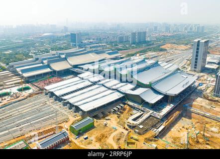 230224 -- FUZHOU, 24. Februar 2023 -- dieses Luftbild vom 23. Februar 2023 zeigt den Bahnhof Xiamen North der neuen Hochgeschwindigkeitsbahn Fuzhou-Xiamen in Xiamen, südöstliche Provinz Fujian. Die 277 km lange Eisenbahn verläuft entlang der südöstlichen Küste Chinas und überquert drei große Buchten auf gigantischen Brücken. Es ist die erste Hochgeschwindigkeitsbahn des Landes, die über das Meer führt. Mit einer geplanten Geschwindigkeit von 350 km/h und acht Bahnhöfen entlang der Strecke wird die Fahrzeit zwischen den beiden Städten auf nur eine Stunde verkürzt. CHINA-FUZHOU-XIAMEN-HOCHGESCHWINDIGKEITSBAHN CN LINXSHANCHUAN PUBLICATIONXNO Stockfoto