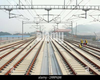 230224 -- FUZHOU, 24. Februar 2023 -- dieses Luftbild vom 19. Februar 2023 zeigt die Baustelle in der Nähe des Bahnhofs Fuqing West der neuen Hochgeschwindigkeitsbahn Fuzhou-Xiamen in der südöstlichen chinesischen Provinz Fujian. Die 277 km lange Eisenbahn verläuft entlang der südöstlichen Küste Chinas und überquert drei große Buchten auf gigantischen Brücken. Es ist die erste Hochgeschwindigkeitsbahn des Landes, die über das Meer führt. Mit einer geplanten Geschwindigkeit von 350 km/h und acht Bahnhöfen entlang der Strecke wird die Fahrzeit zwischen den beiden Städten auf nur eine Stunde verkürzt. CHINA-FUZHOU-XIAMEN-HOCHGESCHWINDIGKEITSBAHN CN LINXS Stockfoto