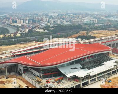 230224 -- FUZHOU, 24. Februar 2023 -- dieses Luftbild vom 19. Februar 2023 zeigt den Bahnhof Fuqing West der neuen Hochgeschwindigkeitsbahn Fuzhou-Xiamen in Fuqing, südöstliche chinesische Provinz Fujian. Die 277 km lange Eisenbahn verläuft entlang der südöstlichen Küste Chinas und überquert drei große Buchten auf gigantischen Brücken. Es ist die erste Hochgeschwindigkeitsbahn des Landes, die über das Meer führt. Mit einer geplanten Geschwindigkeit von 350 km/h und acht Bahnhöfen entlang der Strecke wird die Fahrzeit zwischen den beiden Städten auf nur eine Stunde verkürzt. CHINA-FUZHOU-XIAMEN-HOCHGESCHWINDIGKEITSBAHN CN LINXSHANCHUAN PUBLICATIONXNO Stockfoto