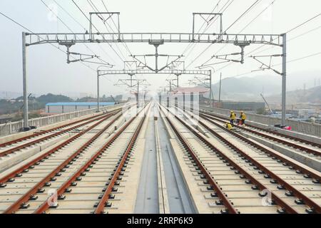 230224 -- FUZHOU, 24. Februar 2023 -- dieses Luftbild vom 19. Februar 2023 zeigt die Baustelle in der Nähe des Bahnhofs Fuqing West der neuen Hochgeschwindigkeitsbahn Fuzhou-Xiamen in der südöstlichen chinesischen Provinz Fujian. Die 277 km lange Eisenbahn verläuft entlang der südöstlichen Küste Chinas und überquert drei große Buchten auf gigantischen Brücken. Es ist die erste Hochgeschwindigkeitsbahn des Landes, die über das Meer führt. Mit einer geplanten Geschwindigkeit von 350 km/h und acht Bahnhöfen entlang der Strecke wird die Fahrzeit zwischen den beiden Städten auf nur eine Stunde verkürzt. CHINA-FUZHOU-XIAMEN-HOCHGESCHWINDIGKEITSBAHN CN LINXS Stockfoto