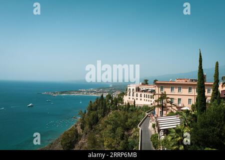 Hotelgebäude in Taormina mit Unterkunft für Touristen auf einem Hügel Stockfoto