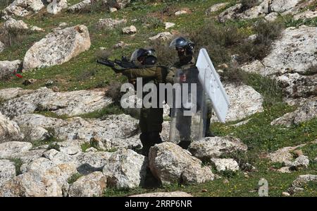 230224 -- BEIT DAJAN, 24. Februar 2023 -- israelische Soldaten werden während der Zusammenstöße positioniert, nachdem am 24. Februar 2023 ein Protest gegen die Erweiterung jüdischer Siedlungen im Dorf Beit Dajan östlich von Nablus stattfand. Die Frage jüdischer Siedlungen im Westjordanland und in Ostjerusalem ist seit langem eine wichtige Quelle von Streitigkeiten zwischen Israelis und Palästinensern. Foto von /Xinhua MIDEAST-BEIT DAJAN-CLASHES NidalxEshtayeh PUBLICATIONxNOTxINxCHN Stockfoto