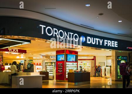 Duty Free Shop im Toronto Pearson International Airport Kanada. Duty-Free-Geschäfte sind Einzelhandelsgeschäfte, die von der Entrichtung nationaler Steuern befreit sind Stockfoto