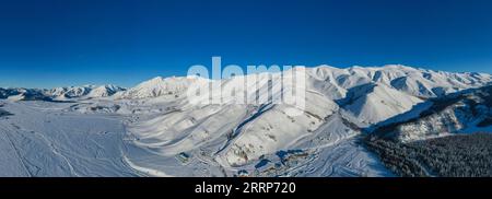 230226 -- ÜRÜMQI, 26. Februar 2023 -- dieses Luftbild, das am 12. Januar 2023 aufgenommen wurde, zeigt ein Skigebiet und die umliegenden Berge in Altay, Nordwestchinas autonomer Region Xinjiang Uygur. Mit seinen hochwertigen Schneebedingungen hat Xinjiang im Nordwesten Chinas eine Reihe hochwertiger Skigebiete gebaut und sich zu einem neuen Hotspot für den Wintersport entwickelt. Die Schneesaison in Altay, das sich im nördlichsten Teil von Xinjiang befindet, kann bis zu sieben Monate dauern und macht es zu einem Paradies für Wintersportler. Zu Beginn der Schneesaison im Jahr 2021 mietete der in Peking ansässige Skier Peng Chao eine Hütte im Schutt Stockfoto