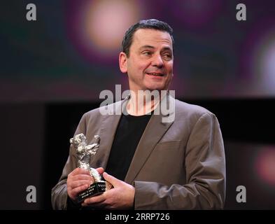 Entertainment Themen der Woche KW08 230226 -- BERLIN, 26. Februar 2023 -- Christian Petzold, Regisseur des Films Afire, spricht nach Erhalt des Silbernen Bären-Grand-Jury-Preises während der 73. Internationalen Filmfestspiele in Berlin, 25. Februar 2023. DEUTSCHLAND-BERLIN-BERLINALE 2023-AUSZEICHNUNGEN RenxPengfei PUBLICATIONxNOTxINxCHN Stockfoto